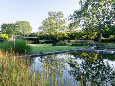Moderne villa tuin aan zee