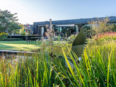 Moderne villa tuin aan zee